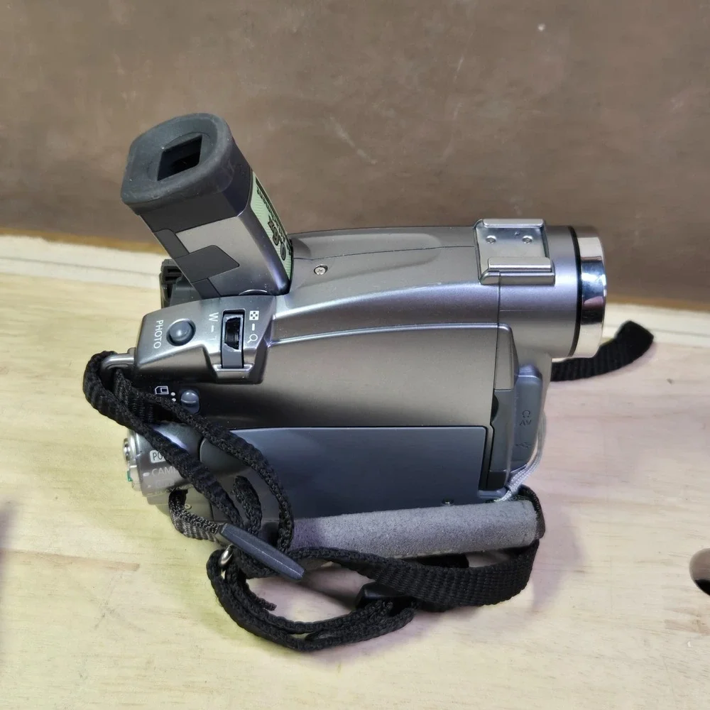 Canon ZR90 Mini DV Camcorder Black Screen For parts/repair was working